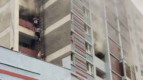 S-au salvat singuri din hotelul în flăcări! Oamenii s-au speriat de moarte când au văzut fumul gros: „Flăcări mari”